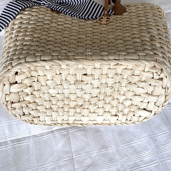 NWOT classic straw shoulder/tote Blue and White lining, zipper close. - Picture 6 of 7